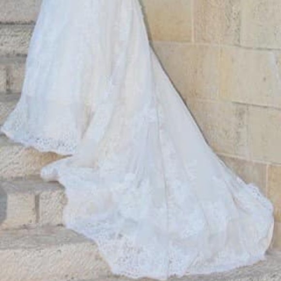 Wedding dress: professionally cleaned + stored - Picture 9 of 10